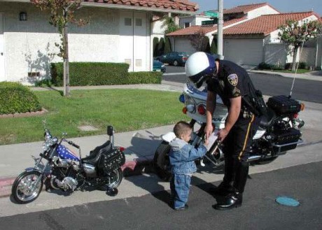 Mladý hriešnik na motorke